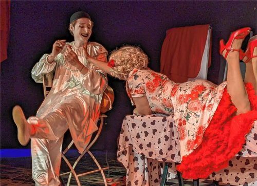 Turtelndes Paar: Pierrot (Leon Lausecker) und Kolumbine (Kathrin Gerlsbeck).Foto re
