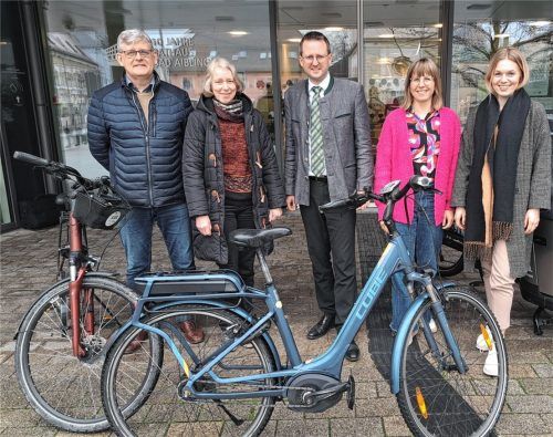 Über die Auftaktveranstaltung des Stadtradelns informierten sich (von links) Albert Bernstetter, Klimaschutzmanager, Katharina Dietel, Beauftragte Stadtradeln, Stephan Schlier, Bürgermeister, Teresa Jancso, Stadtmarketing, und Franziska Vogl, Öffentlichkeitsarbeit. Foto hadersbeck
