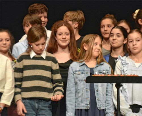 Überzeugten mit Hingabe und Gefühl: Die Schülerinnen und Schüler des Unterstufenchors des Ignaz-Günther-Gymnasiums Rosenheim.Foto Frun