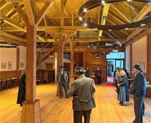 Umfangreiche Informationen erhielten die Trachtler im Trachtenkulturzentrum in Holzhausen. Foto re