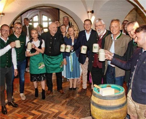 Unter dem Applaus zahlreicher Ehrengäste wurde am Dienstag feierlich das Gasthaus Alpenrose wiedereröffnet.