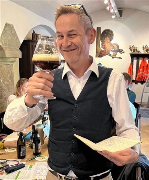 Verkostung mit guter Laune: OVB-Reporter Michael Weiser findet den Weizenbock sehr ansprechend. Foto Huber