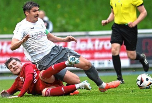 Voller Einsatz: Rosenheims Simon Fischer geht kernig gegen Murnaus Kapitän Georg Kutter zur Sache.Foto Hans-Jürgen Ziegler