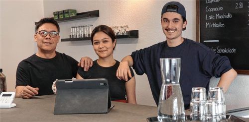 Voller Tatendrang (von links): Inhaber Sadeq Rezai, Tochter Zahra Rezai, Jacob Schmid und die gesamte Familie. Foto Bettinger