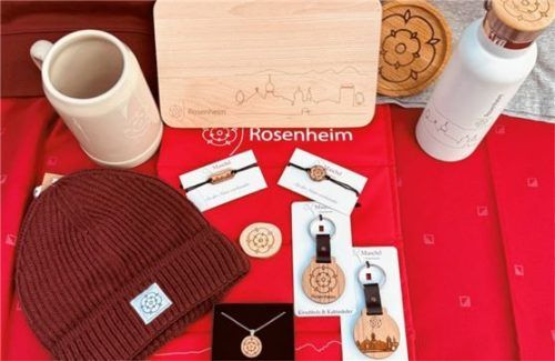 Vom Beanie bis zum Bierkrug: Wer das Stadtwappen im Herzen trägt, kann es jetzt einfach mitnehmen.Foto  Stadt Rosenheim