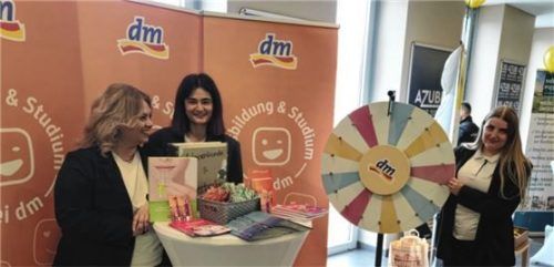 Von den vielen Vorteilen einer Ausbildung bei dm erzählten Diana Girardi, Elif Kocyigit und Verena Weber (von links). Foto  kmz