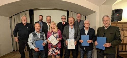 Von links: Johann Haindl (Beirat), René Nour El Din (Landesgeschäftsführer), Hans Thusbaß (Ehrung 50 Jahre), Gunther Waber (stellvertretender Regionalverbandsvorsitzender), Rena Österreicher (Ehrung 25 Jahre), Rolf von Hohenhau (Präsident), Franz Staudinger (Ehrung 20 Jahre), Gerd Maas (Regionalverbandsvorsitzender), Udo Weidekamm (Beirat & Ehrung für 20 Jahre), Georg Enzinger (Ehrung 25 Jahre).Foto  bund der Steuerzahler