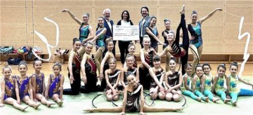 Von links: Wolfgang Klinghuber (Hauptgeschäftsstellenleiter Kolbermoor der meine Volksbank Raiffeisenbank eG), Anna Bichlmayer (Trainerin) und Johann Hell (Abteilungsleiter Stiftungs- und Generationen-Management der meine Volksbank Raiffeisenbank eG).Foto re