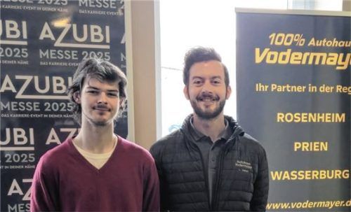 Von spannenden Tätigkeiten, guten Aussichten und vielfältigen Chancen berichten Serviceberater Lukas Seibert (rechts) und Kfz-Mechatroniker Johannes Pfaffinger vom Autohaus Vodermayer. Fotos Zehentner