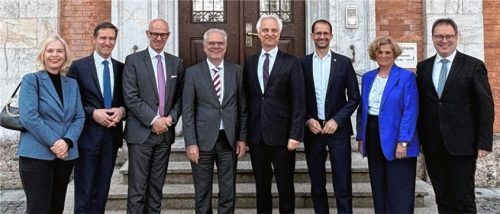 Vor dem Rosenheimer Rathaus: (von links) Dr. Susanne Weizendörfer (Unterfranken), Rainer Haselbeck (Niederbayern), Walter Jonas (Oberpfalz), Dr. Erwin Lohner (Innenministerium), Dr. Konrad Schober (Oberbayern), Oberbürgermeister Andreas März, Barbara Schretter (Schwaben) und Florian Luderschmid (Oberfranken).Foto Regierung von Oberbayern