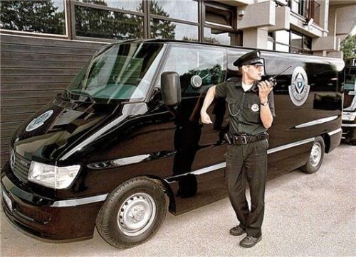 Vor der Jahrtausendwende berühmt-berüchtigt: Die sogenannten „Schwarzen Sheriffs“, Mitarbeiter eines privaten Sicherheitsunternehmens, die einst in München patrouillierten und dabei teilweise recht schroff und alles andere als zimperlich vorgingen. Foto Imago/HRSchulz