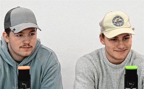 Vor einem neuen Lebensabschnitt: Andreas Schneider und Jannick Stein (von links) sprechen am Podcast-Mikrofon über ihre Zeit im Nachwuchs und erste Profi-Erfahrungen.Foto Marko Aleksic