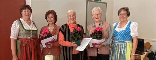 Vorsitzende Resi Raß (links) und ihre Stellvertreterin Rita Krupp (rechts) ehrten unter anderem (von links) Pung-Ja Keitz und Carola Scherer (beide 50 Jahre) sowie Marlene Liegl (60 Jahre) für besonders lange Mitgliedschaft im Frauenbund.Foto Elisabeth Boxhammer