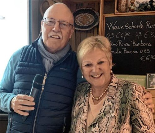 Vorsitzende Sabine Balletshofer-Wimmer bedankte sich beim langjährigen Revisor Helmut Laux für seinen Einsatz.