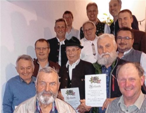 Vorsitzender Christian Hefele (Zweite Reihe, links) und Zweiter Vorsitzender Franz Jackl (vorne, rechts) mit den geehrten Mitgliedern.Foto re