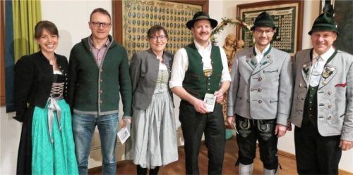 Vorsitzender Georg Lechner (rechts) und Zweite Vorsitzende Regina Opperer (links) begrüßen die neuen Mitglieder (von links) Rupert Schmidt, Martina Rott, Raphael Opperer und Stefan Bauer. Foto re