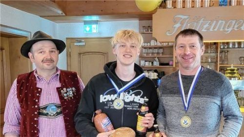 Vorsitzender Georg Löw (links) ehrte den doppelten Kreismeister Christian Gaßner (rechts) und dessen Sohn Florian, der Sommer-Kreismeister in der Alterklasse U19 wurde. Foto re