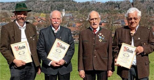 Vorsitzender Karl Leitner (Zweiter von rechts) mit den Jubilaren (von links) Stefan Engl, Manfred Wünsch und Ernst Riedmeier. Foto merk