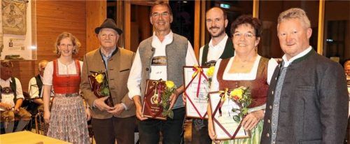 Vorsitzender Martin Embacher (rechts) und Kassierin Barbara Stuffer (links) mit ihren ausgezeichneten langjährigen Mitgliedern (ab Zweiter von links) Martin Grimm, Martin Singer, Michael Mayer und Marianne Mayer.Fotos strim