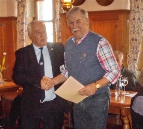 Vorsitzender Rudolf Hötzel (links) verleiht Ehrenmitglied Hans Schmidt die Urkunde und gratuliert herzlich.Foto re