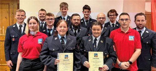 Vorsitzender Sebastian Hauser (rechts) und stellvertretender Kommandant Christian Diepelt (links) mit den Geehrten. Foto  re