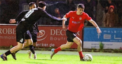 Wasserburgs Thomas Voglmaier zieht an seinem Gegenspieler vorbei.Foto mb.presse