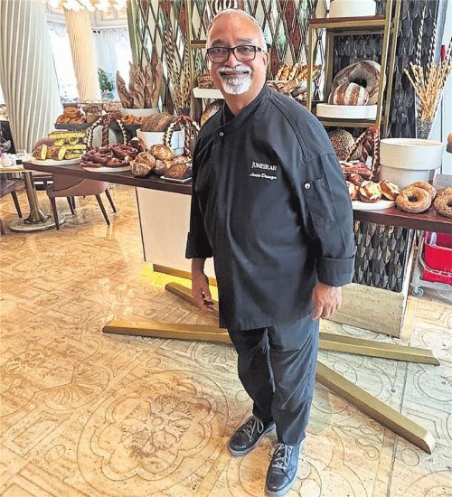 Wassertaxi: Auf dem Fluss des Madinat Jumeirah transportieren Gondeln (l.) Gäste – und bei Bestellung auch Leslies Brot (o.).