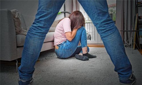 Wegen Gewaltvorwürfen, die seine Ex-Frau gegen ihn erhoben hatte, musste sich jetzt ein 39-jähriger Mann aus dem Altlandkreis Bad Aibling in Rosenheim vor Gericht verantworten. Foto Imago/Frank Hoermann/Sven Simon