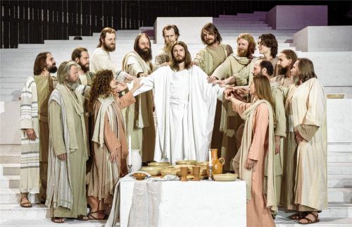 Wenn das ganze Dorf zusammensteht: Über 600 Mitwirkende bringen die Passion in Erl gemeinsam auf die Bühne.Fotos Aley Greter