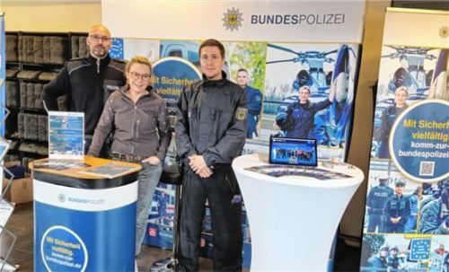 Wer eine Ausbildung bei der Bundespolizei anstrebt, sollte bereit sein, bundesweit eingesetzt zu werden. Schwimmabzeichen in Bronze und Fahrerlaubnis B sind weitere Voraussetzungen. Darüber informierten Einstellungsberater Dean Sommerfeld und sein Team bei der OVB-Azubimesse.
