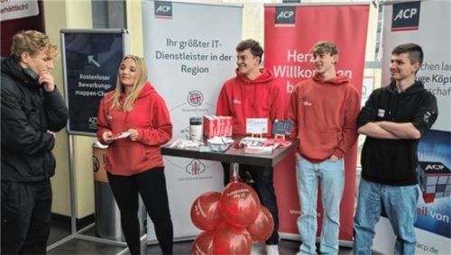 Wer Spaß an IT hat, ist bei ACP IT Solutions AG in Kolbermoor genau richtig. Ausbilderin Johanna Lenz und die Azubis Leon, Christian und Tim erzählten von ihrer Arbeit in dem Zukunftsbereich.
