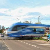 Kipplaster fährt durch Schranke