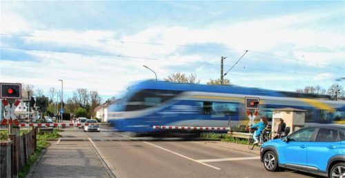 Wie hier im Bild warten Verkehrsteilnehmer am Bahnübergang in Hinrichssegen gewöhnlich hinter der Schranke, bis der Zug vorbeigefahren ist. Foto Hadersbeck