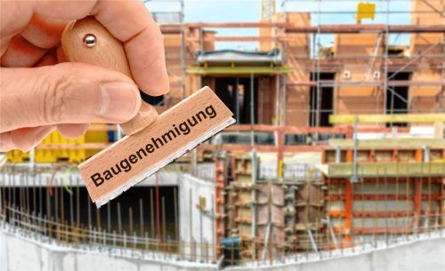 Wird das Landratsamt Rosenheim die Entscheidung des Kolbermoorer Bauausschusses kassieren und den Bauantrag für eine Flüchtlingsunterkunft für 212 Personen an der Rosenheimer Straße genehmigen? Diese Frage bleibt zunächst offen. Allerdings gibt es nun eine klare Tendenz. Foto IMAGO/Wolfilser