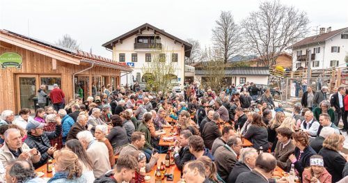 Wird der neue Dorfplatz in Achenmühle angenommen werden? Wenn man nach dem Zustrom am Eröffnungstag geht, auf jeden Fall! Der Platz wargerammelt voll.Foto thomae