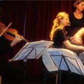Junge Musiker spielen „junge“ Komponisten