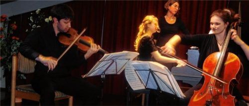 Wirkten vollkommen eingespielt: (von links) Violinist Roman Tulchynsky, Pianistin Julia Stephan und Cellistin Marei Schibilsky. Foto jaensch