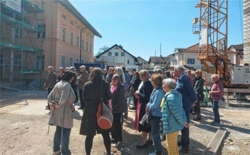 Zahlreiche Besucher kamen zur Hebfeier der neuen Dorfmitte in Feldkirchen-Westerham. Fotos Beuerlein