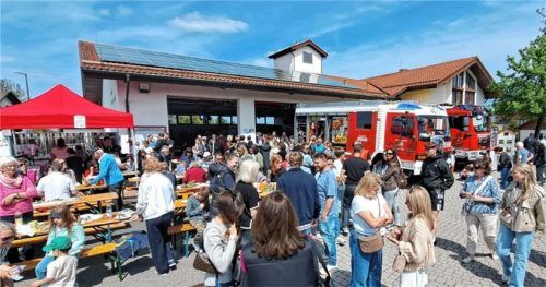 Zahlreiche Menschen strömten bei bestem Wetter zur Feuerwache Heufeld, um sich als Stammzellspender registrieren zu lassen. Fotos Hadersbeck