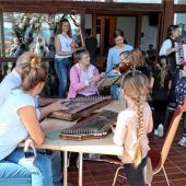 Kinder entdecken Instrumente