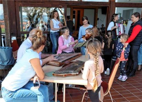 Zither, Geige, Kontrabass, Akkordeon und viele weitere Instrumente faszinierten im Sportheim des ASV Au die kleinen künftigen Musikantinnen und Musikanten. Foto strim