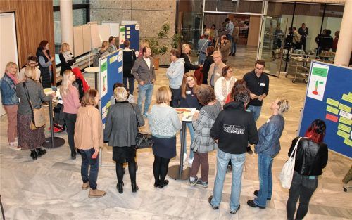 Zu positiven Entwicklungen, aber auch zu Defiziten konnten sich die Teilnehmer der Teilhabekonferenz an Stationen äußern.Foto Landratsamt Rosenheim