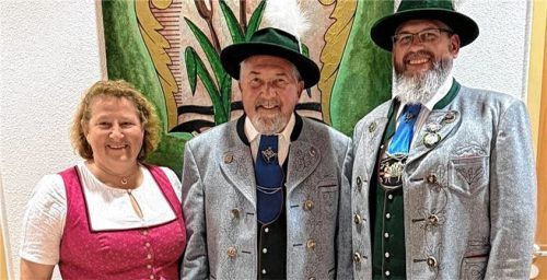 Zweite Vorsitzende Monika Singhammer (links) und Vorsitzender Michael Beutl (rechts) ehrten Leopold Weinhart für 40 Jahre Treue zum Verein.Foto  Bednarsch