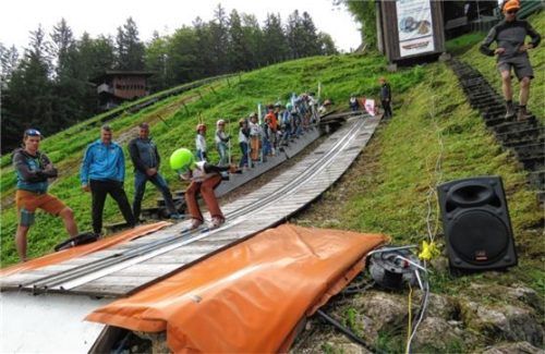 96 Nachwuchsspringer gingen in Reit im Winkl auf die Schanze. Foto Hauser
