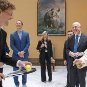 „Wollen Sie spielen?“ – Papst Leo empfängt Tennisstar Sinner