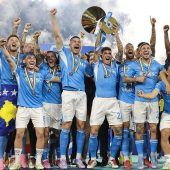 Neapel spielt verrückt: Dauerparty & Verletzte