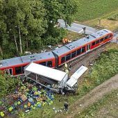 Regionalzug rammt Laster