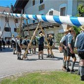 Guad is ganga in Schönau – Mit Musi und reiner Muskelkraft den Baum in der Ortsmitte aufgestellt