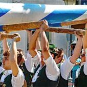 Burschenverein stemmt fast 30 Meter hohen Maibaum in Tuntenhausen