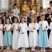 19 Auer Kinder erhalten heilige Erstkommunion